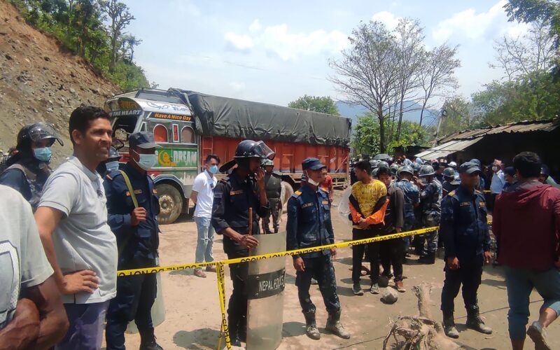 घरमा ट्रक ठोक्कियो, तीन जना गम्भिर घाईते