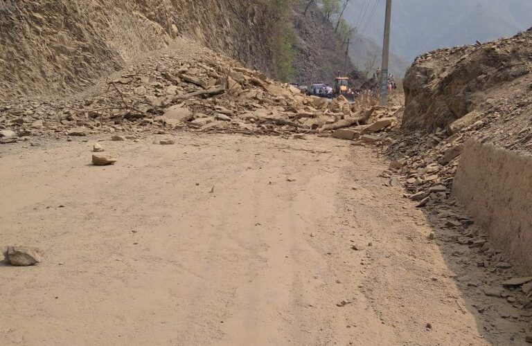 सुख्खा पहिरो झरेपछि नारायणगढ-मुग्लिन सडकखण्ड अवरुद्ध